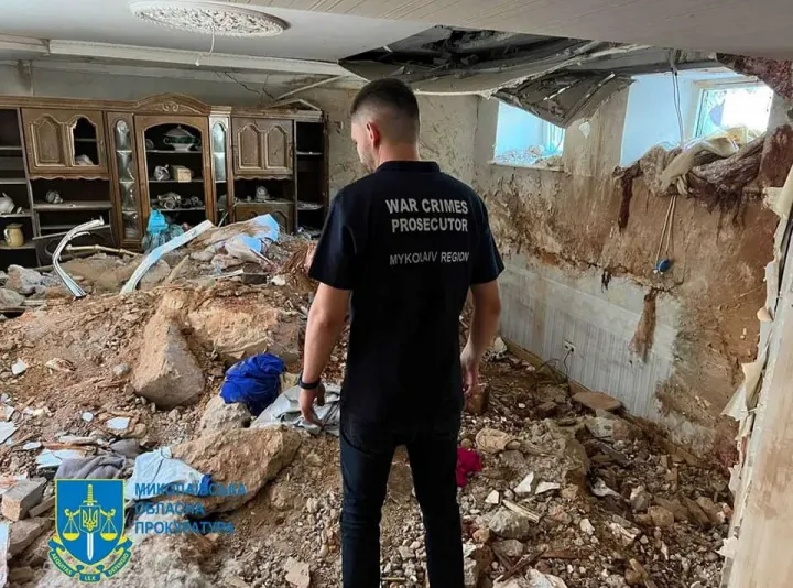 Háborús bűnökkel foglalkozó ügyész vizsgálja a károkat egy lerombolt épületben, Mikolajivban, 2022. július 31-én – Fotó: Mikolajivi Területi Ügyészség / Reuters