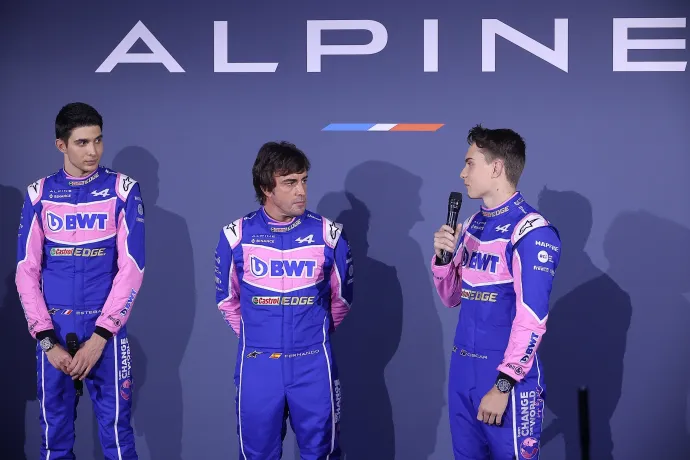 A képen látható három pilótából (b-j: Esteban Ocon, Fernando Alonso, Oscar Piastri) kettő nem akar jövőre az Alpine-nél vezetni – Fotó: Marc Piasecki / Getty Images