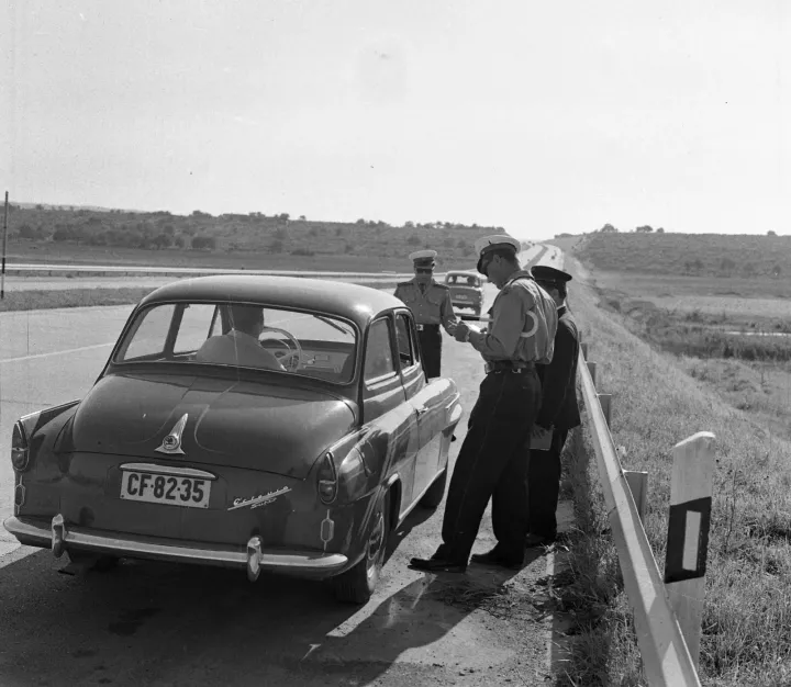 Az M1–M7-es autópálya közös szakaszán, a fenti kép 1966-ban, az alsó 1968-ban készült – Fotó: Magyar Rendőr / Fortepan