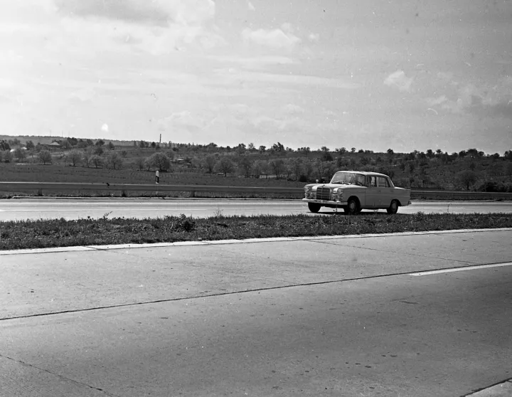 Az M1–M7-es autópálya közös szakaszán, a fenti kép 1966-ban, az alsó 1968-ban készült – Fotó: Magyar Rendőr / Fortepan