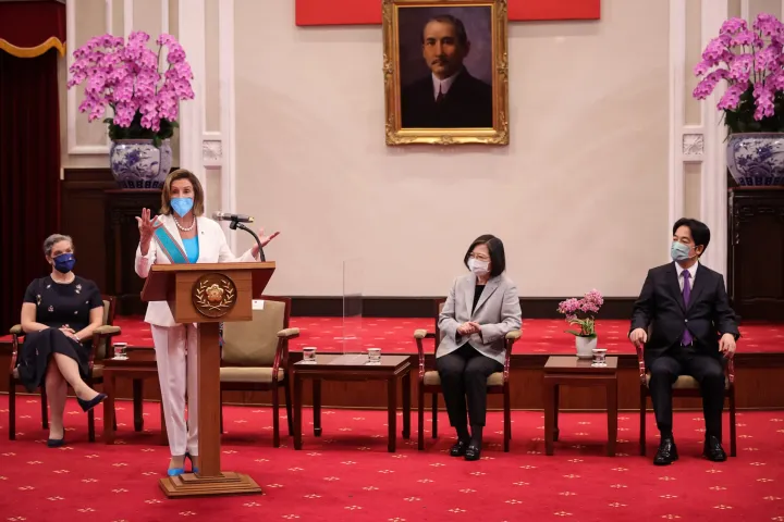 Nancy Pelosi beszédet mond, miután átvette Tajvan legmagasabb polgári kitüntetését Caj Ing-ven elnöktől az elnöki hivatalban 2022. augusztus 3-án Tajpejben – Fotó: Chien Chih-Hung / Office of The President / Getty Images
