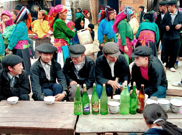 Hmong férfiak beszélgetnek egy vietnámi piacon, 2002-ben – Fotó: Chau Doan / Getty Images