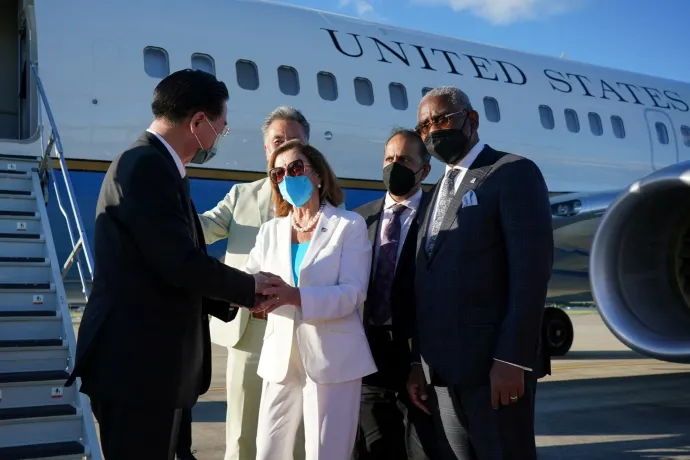 Peking huszonhat éve nem látott tengeri erődemonstrációt lengetett be Pelosi tajvani útja után