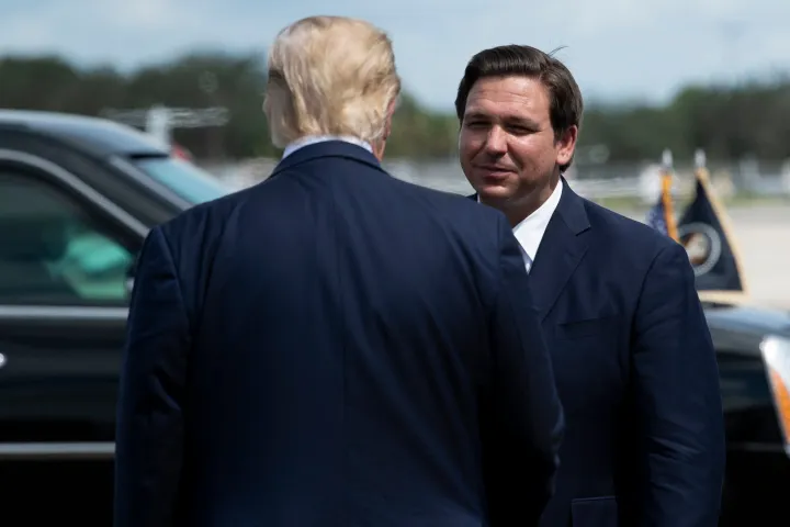 Donald Trumpot Ron DeSantis floridai kormányzó köszönti a floridai Fort Myersben található nemzetközi repülőtéren 2020. október 16-án – Fotó: Brendan Smialowski / AFP