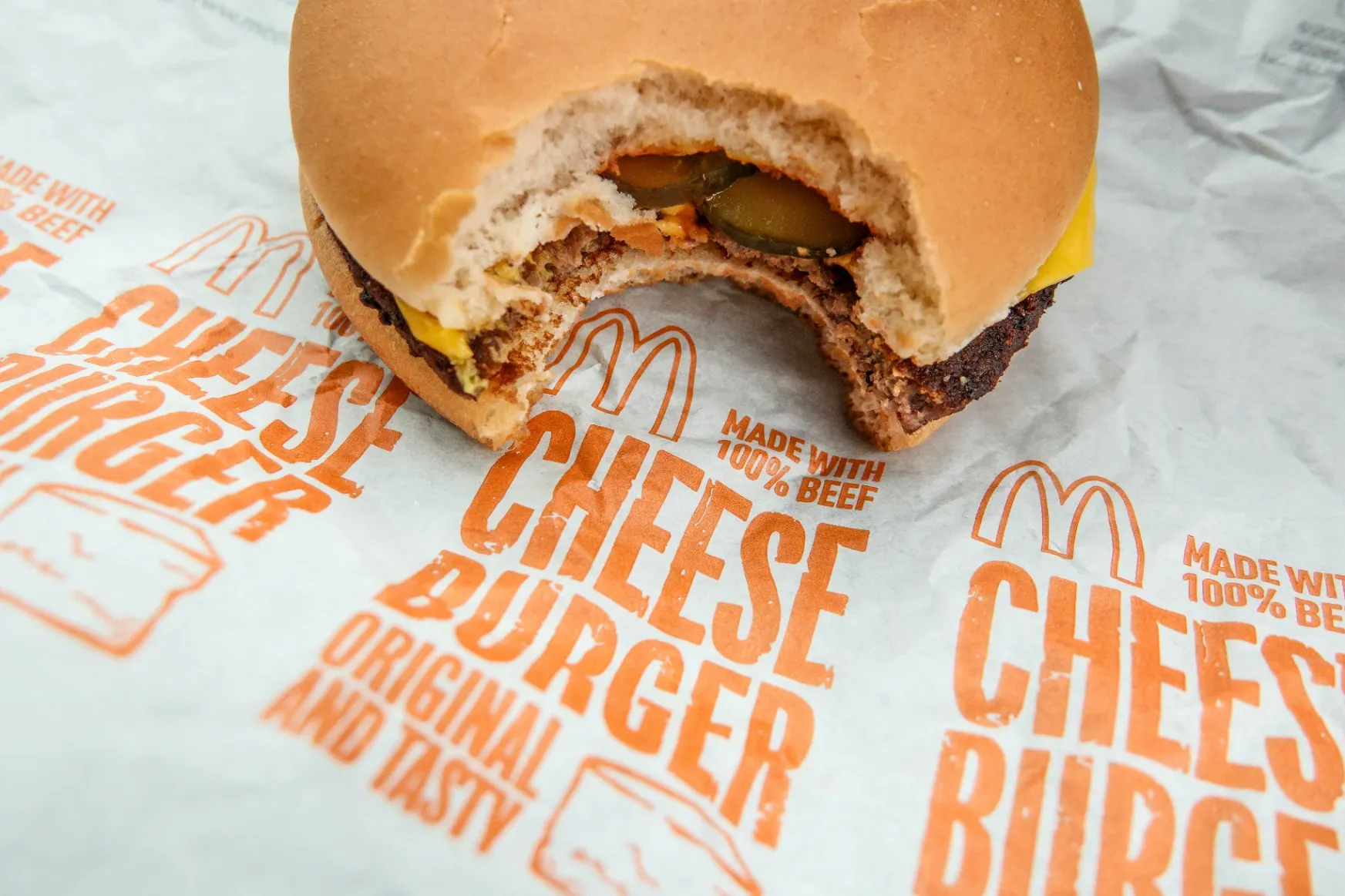 Két év alatt majdnem 60 százalékkal lett drágább a sajtburger a Mekiben