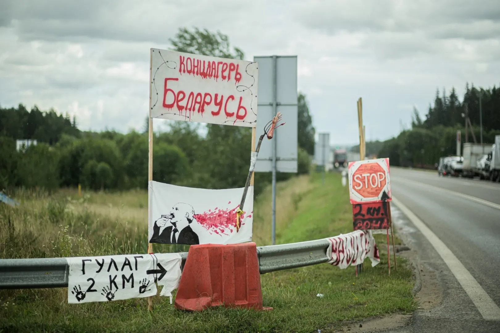 Tiltakozó feliratok a litván–belarusz határon. A szöveg: „Gulag 2km", „Belarusz koncentrációs tábor” – Fotó: Denis Vejas / Ereb.eu