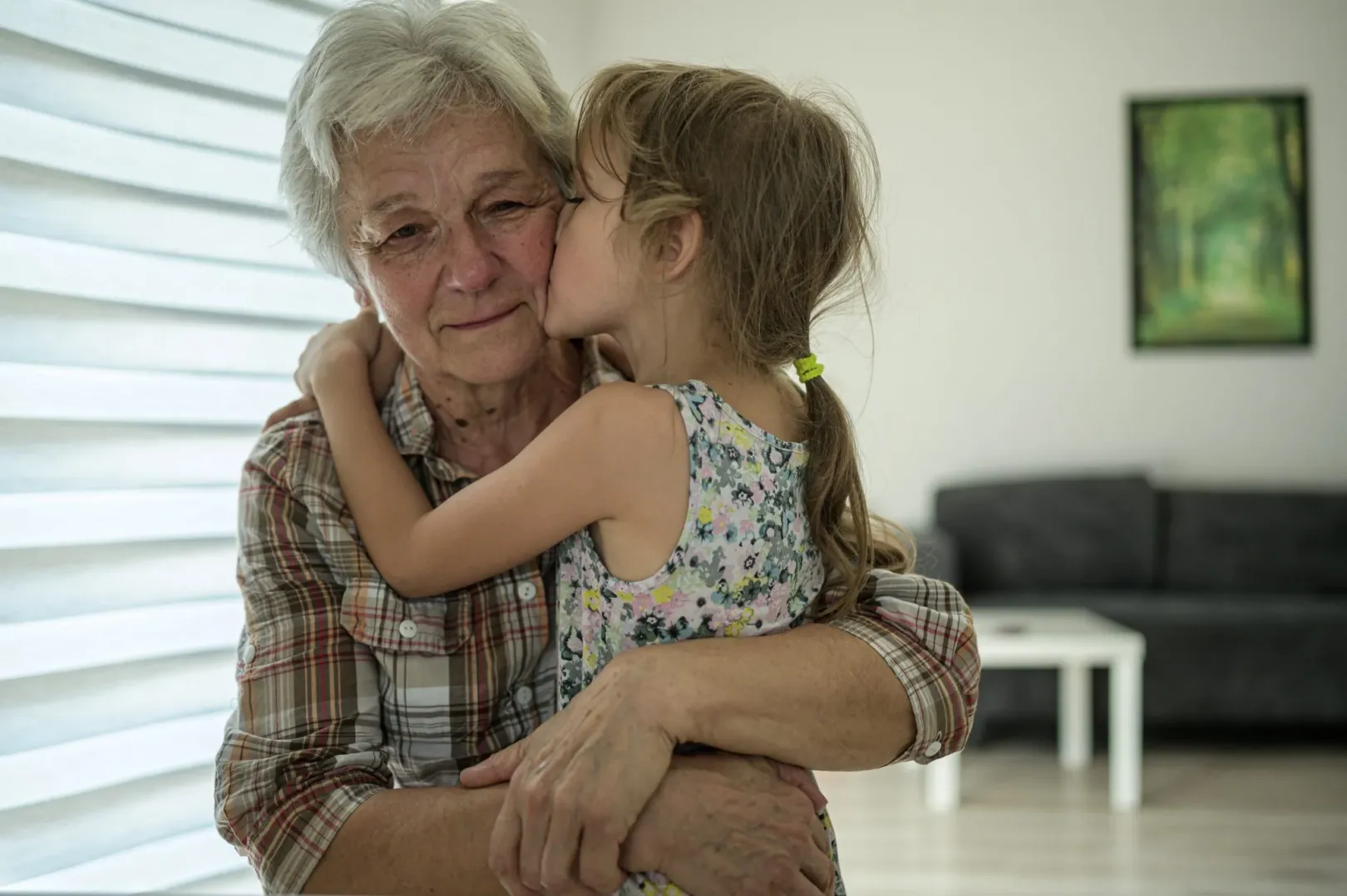 Alina átöleli nagymamáját, Tamarát – Fotó: Denis Vejas / Ereb.eu