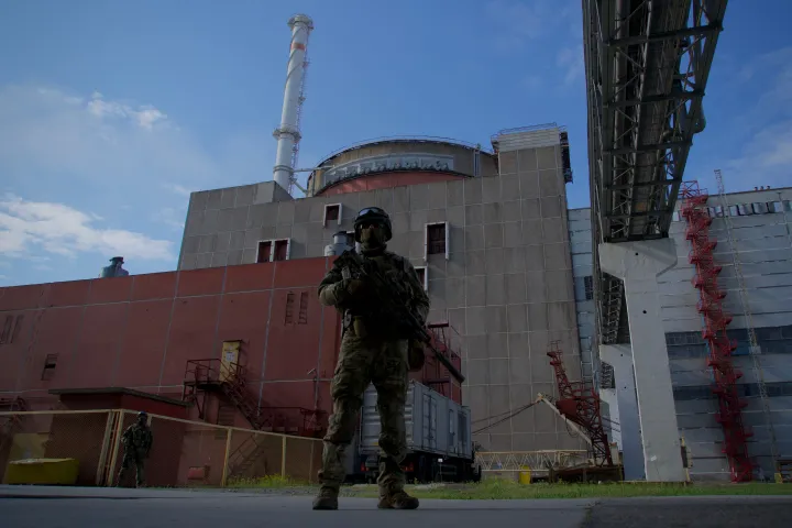 Egy orosz katona őrzi a területet a Zaporizzsjai Atomerőmű második reaktora előtt Enerhodarban 2022. május 1-jén – Fotó: Andrey Borodulin / AFP 