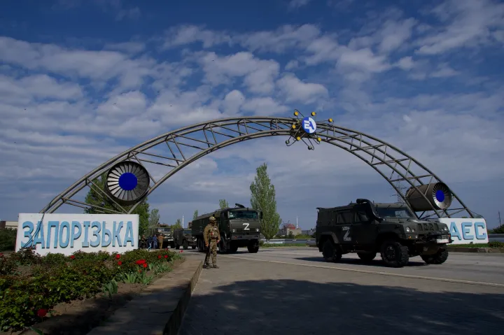 Orosz katonai járművek hajtanak át a Zaporizzsjai Atomerőmű kapuján Enerhodarban 2022. május 1-jén – Fotó: Andrey Borodulin / AFP