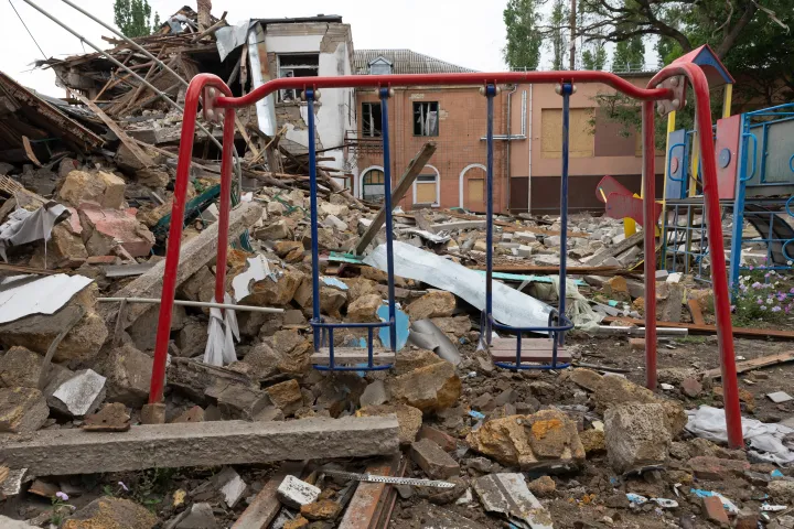 Lebombázott iskola Mikolajivban – Fotó: Maurizio Orlando / Hans Lucas / AFP
