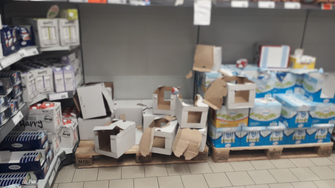 Tejkínálat vásárlói roham után. Fotó: G7