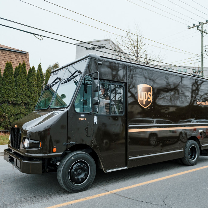 Klíma nélküli furgonokban főnek meg a UPS-es futárok Amerikában