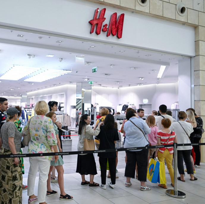 Kiárusít a H&M Moszkvában, tömegek lepték el az üzleteket
