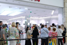 Kiárusít a H&M Moszkvában, tömegek lepték el az üzleteket