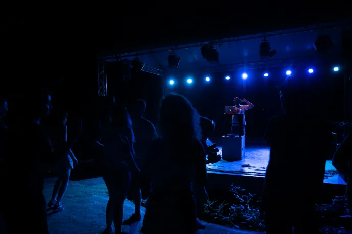 Az esti buli, Pándi Balázs kollégánkkal (DJ Pándi) a színpadon – Fotó: Melegh Noémi Napsugár / Telex