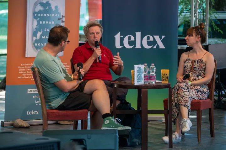 Az első képen Beckék beszélgetnek Sajó Dáviddal, a másodikon Haász János Harag Anita és Háy János írókkal – Fotó: Melegh Noémi Napsugár / Telex