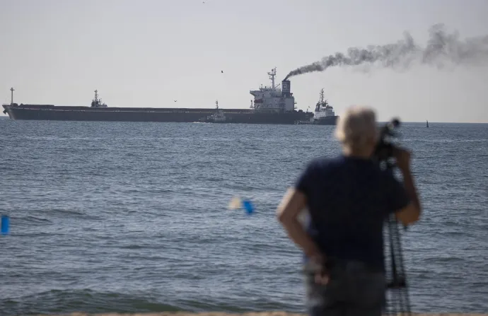 Gabonát szállító hajó hagyja el Odesszát – Fotó: Metin Aktas / Anadolu Agency / AFP