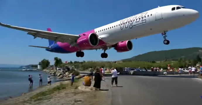 Wizz Air leszállás a Szkíathosz reptéren – Forrás: Youtube-képkivágás
