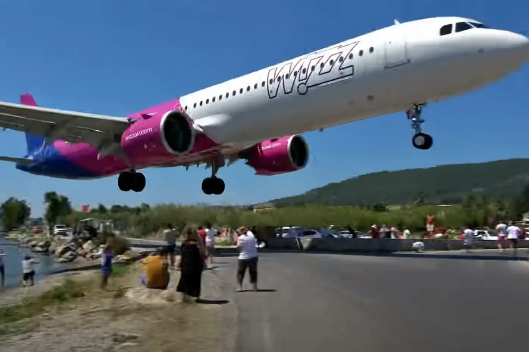 Belső vizsgálat indult az alacsonyan landoló Wizz Air-gép ügyében