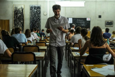 Csak tűzoltás, de segíti a magasabb rezsi kifizetését, ha újra munkába állnak nyugdíjas tanárok