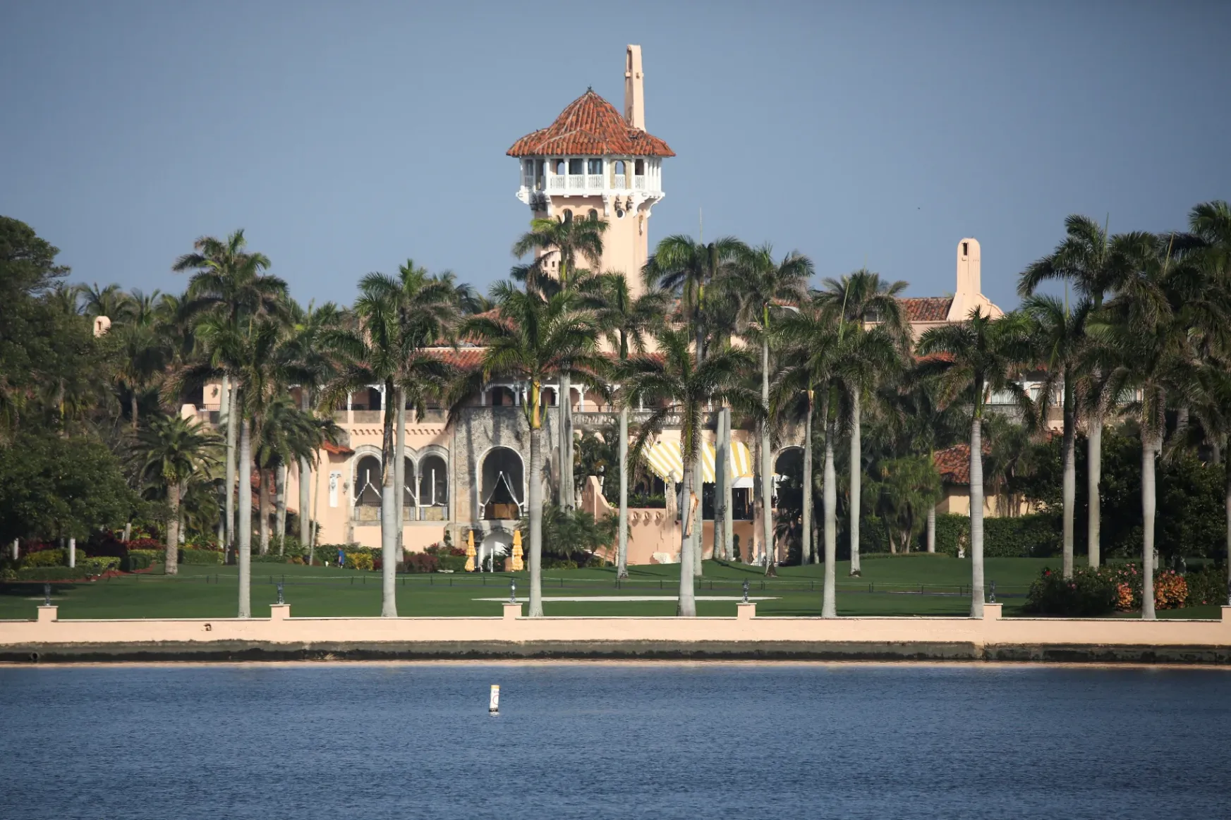 Házkutatást tartott az FBI Trump floridai rezidenciáján