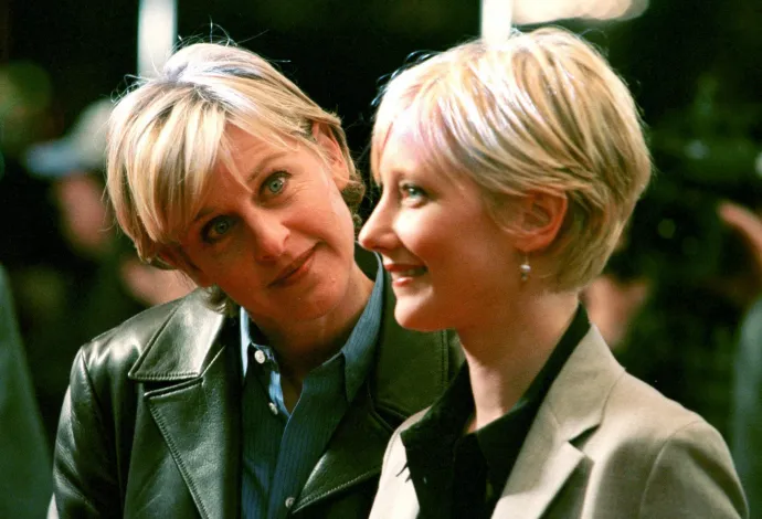 Anne Heche és Ellen DeGeneres 1998-ban egy színházi premieren – Fotó: Hector Mata / AFP