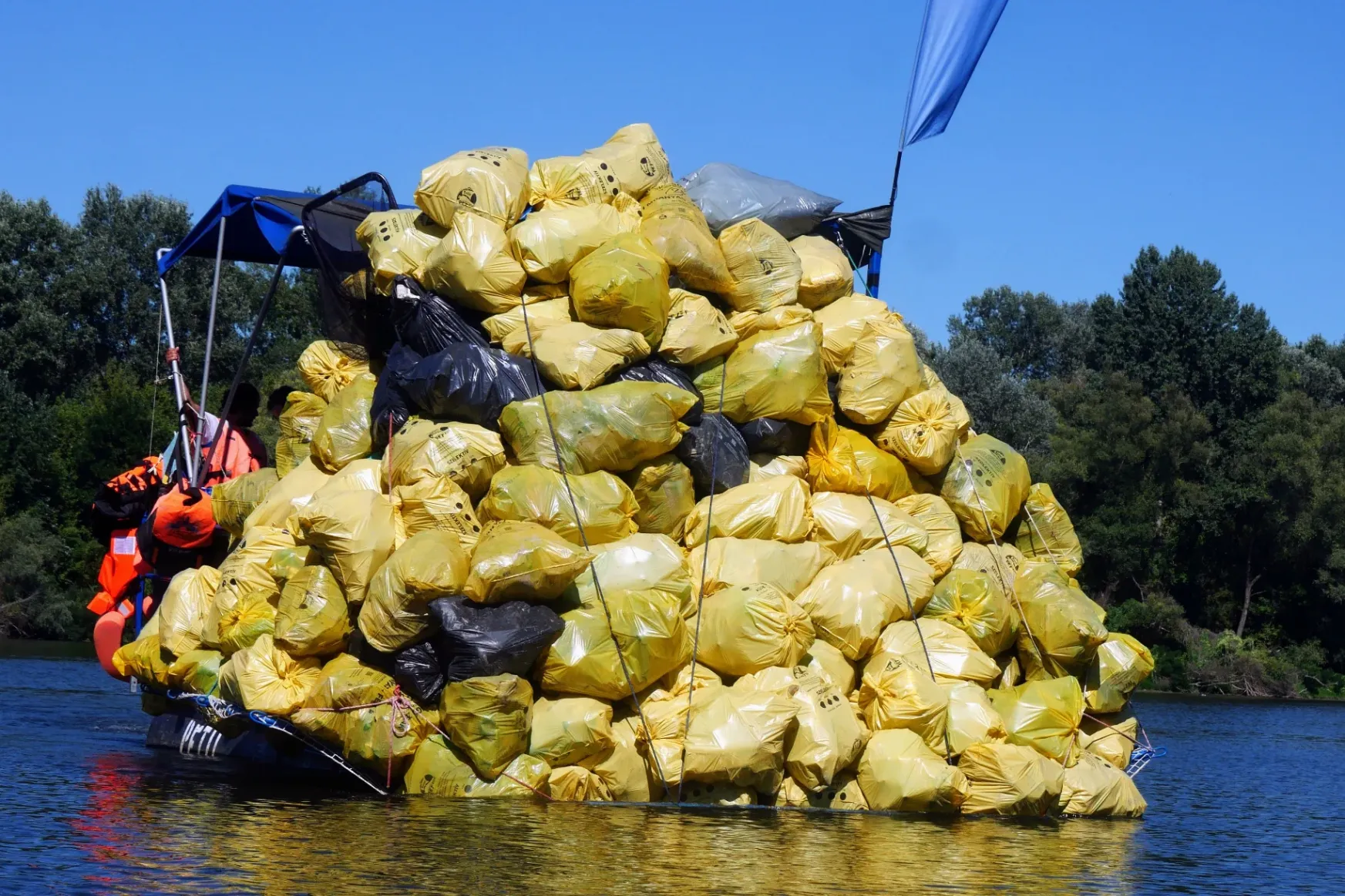 Rekordmennyiségű hulladékot szedtek össze a Tiszáról az idei PET Kupán