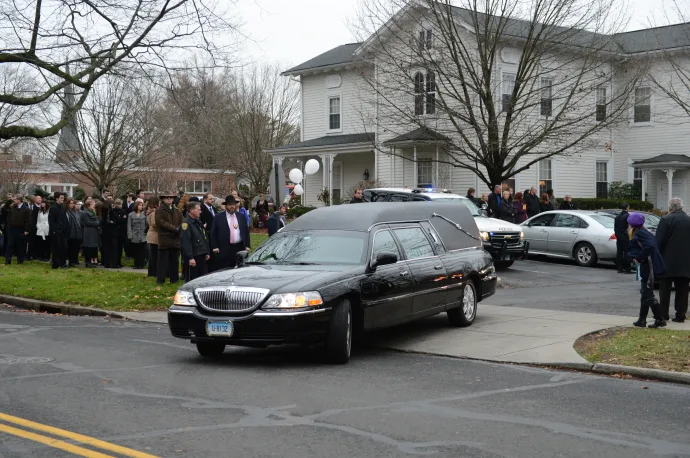 A hatéves Noah Pozner temetési menete indul a család házától 2012. december 17-én a connecticuti Fairfieldben – Fotó: Don Emmert / AFP