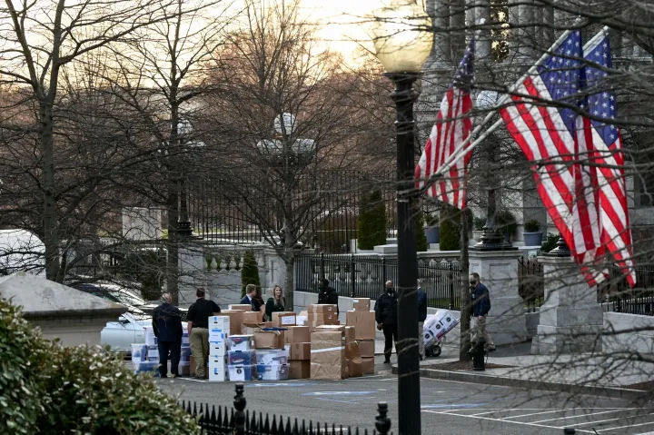 Munkások több doboznyi iratot pakolnak a Fehér Ház kertjében 2021. január 14-én Trump távozása előtt – Fotó: Erin Scott / Reuters