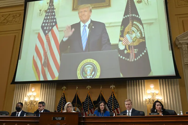 Donald Trump 2021. január 7-i beszédét nézik a Capitolium elleni január 6-i támadást kivizsgáló képviselőházi különbizottság meghallgatásán 2022. július 21-én – Fotó: Saul Loeb / AFP