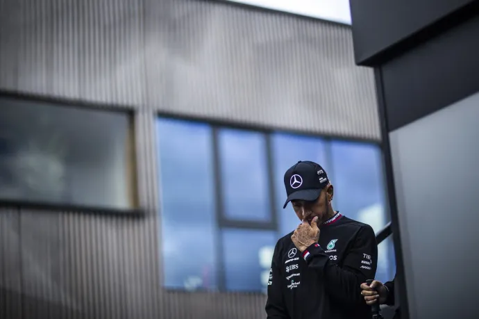 Elég lett volna neki, ha a háttérben söprögethet, Lewis Hamilton mégsem tudott szerepelni az új Top Gunban