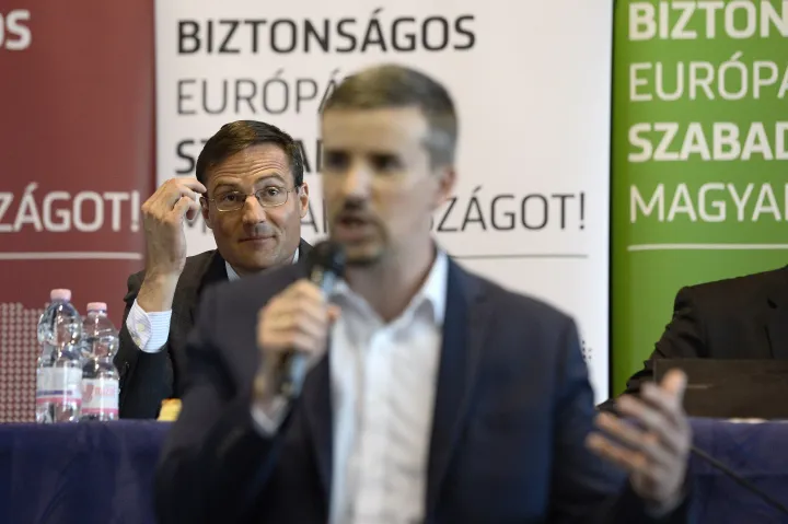 Gyöngyösi Márton, a Jobbik EP-listavezetője és Jakab Péter a párt szolnoki kampányzáró rendezvényén 2019. május 24-én – Fotó: Kovács Tamás / MTI