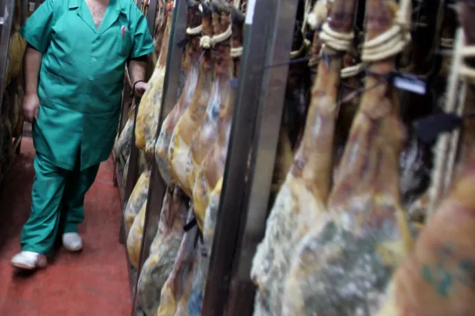 Hétezer értékes sonkát lopott el egy spanyol férfi a munkahelyéről