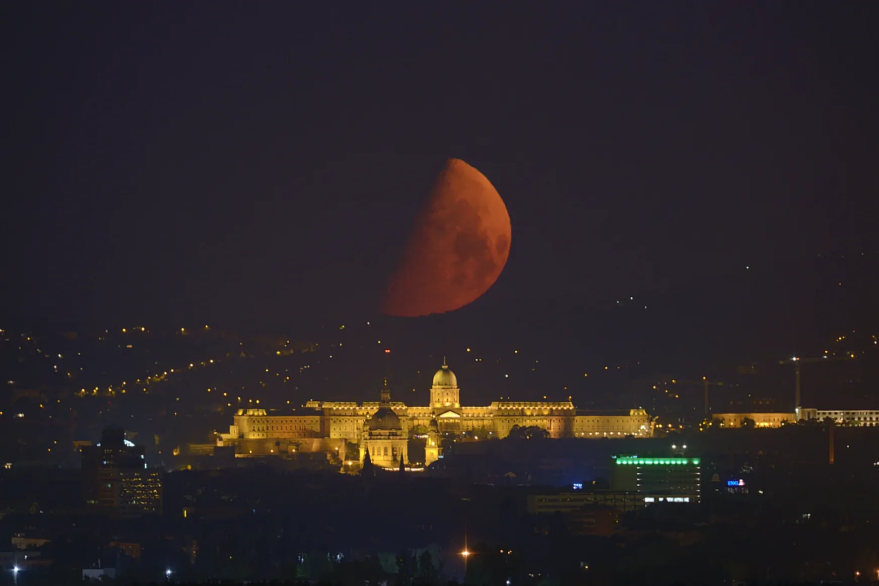 Látványos képen a vörös holdnyugta a budai vár felett