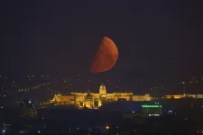 Látványos képen a vörös holdnyugta a budai vár felett