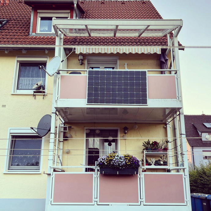 Kapható a boltban, csökkenti a rezsit, de nem használhatod: káosz van az erkélynapelemek körül