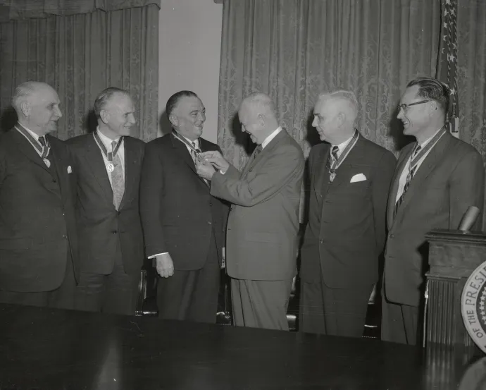 Eisenhower elnök kiemelkedő szövetségi szolgálatért járó kitüntetéseket oszt 1958-ban. William B. McLean a kép jobb szélén látható. – Fotó: Bettmann / Getty Image