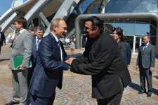 Steven Seagal a Donbaszban forgat dokumentumfilmet a háborúról