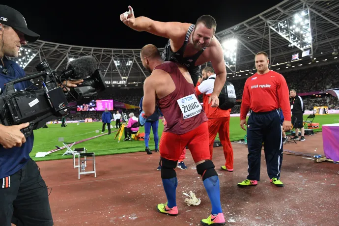 Tomas Walsh 2017-ben sérülten is világbajnok lett, a képen a harmadik helyezett horvát Stipe Žunić kapta a vállára – Fotó: Kirill Kudryavtsev / Yomiuri / AFP