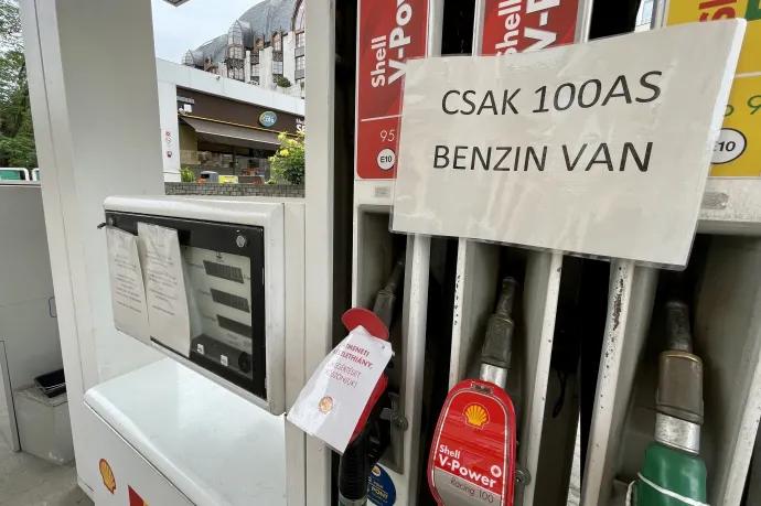 Ideiglenes üzemanyaghiányra figyelmeztető tábla egy budapesti benzinkúton – Fotó: Bakró-Nagy Ferenc / Telex