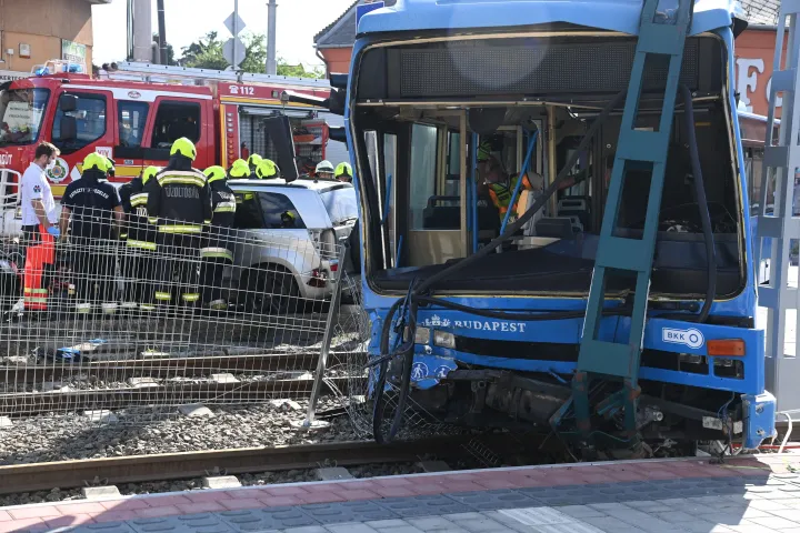 A XVIII. kerületi balesetben megsérült busz és kocsi – Fotó: Mihádák Zoltán / MTVA