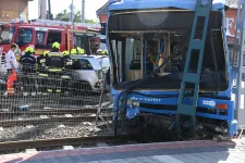 Majdnem kidöntötte a villanyoszlopot a busz az Üllői úti balesetben