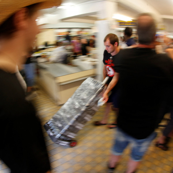 Bezárnak a csemegepultok, mert nincs ember, aki kiszolgálná a vevőket Németországban