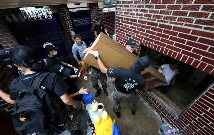 Dél-koreai katonák takarítják el a törmeléket egy házból, amelyet elöntött az özönvízszerű eső Szöulban – Fotó: Yonhap News Agency / Reuters