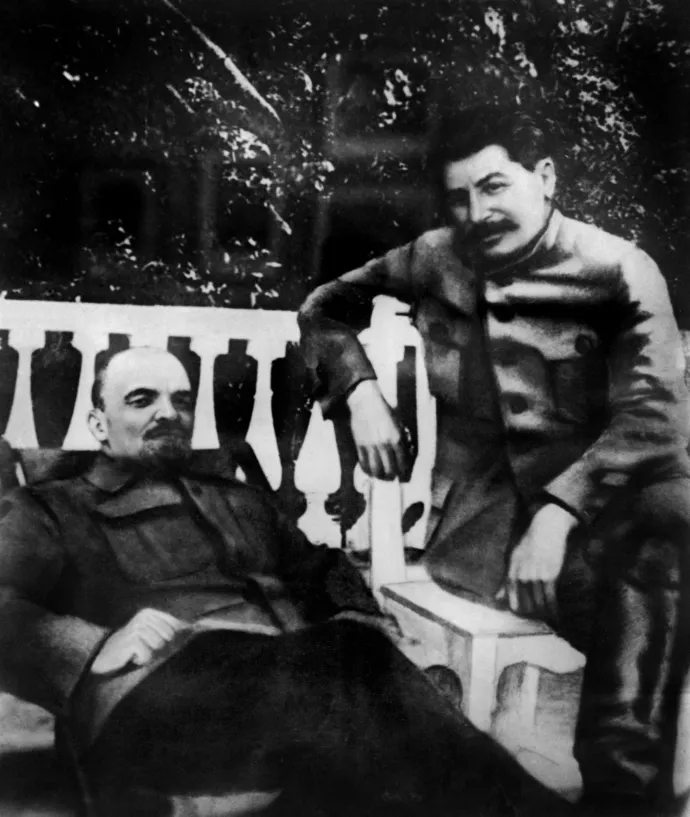Sztálin meglátogatja Gorkiban a már súlyosan beteg Lenint Fotó: AFP
