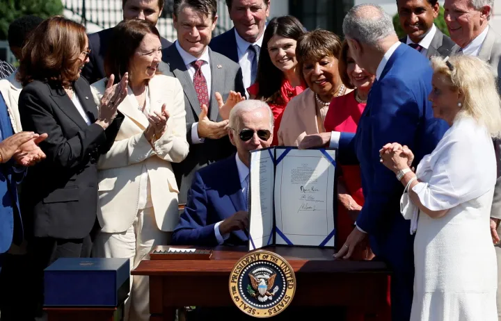 Joe Biden elnök aláírja a csipgyártás előmozdítását támogató törvényt a Fehér Ház előtt, 2022. augusztus 9-én – Fotó: Evelyn Hockstein / Reuters