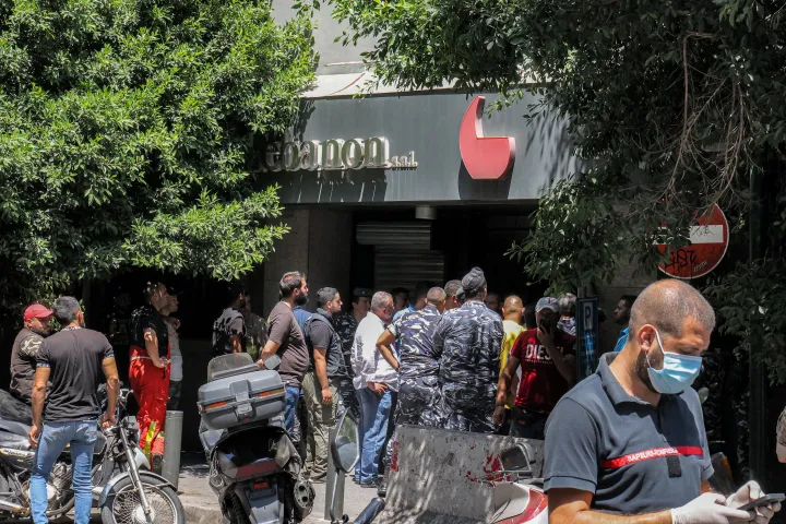 Biztonsági erők gyülekeznek a bejrúti bankfiók előtt, ahol egy puskával felfegyverkezett férfi túszul ejtette a bank dolgozóit 2022. augusztus 11-én – Fotó: Anwar Amro / AFP