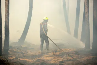 Romániai tűzoltók is besegítenek a francia erdőtüzek megfékezésében