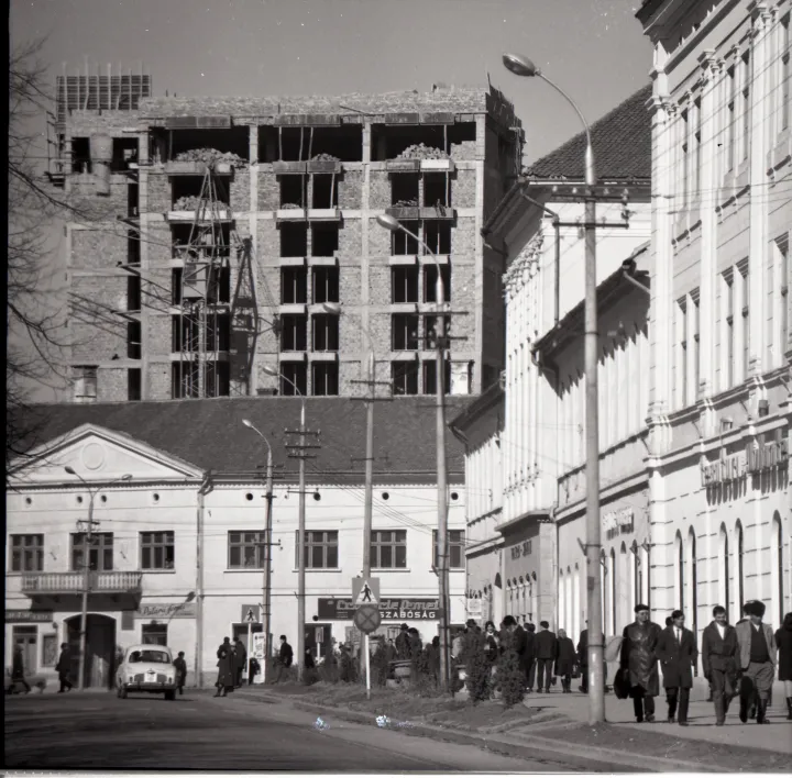 Pillanatkép a 1970-es évek Sepsiszentgyörgyéről. A háttérben az épülő Bodok Hotel látható – Fotó: Bortnyik György / Székely Nemzeti Múzeum Fotótéka