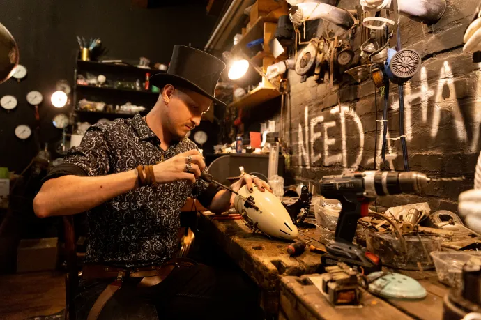 „Nem csak az a cél, hogy hobbizgassunk” – Megnéztük a frissen megnyitott kolozsvári steampunk-múzeumot